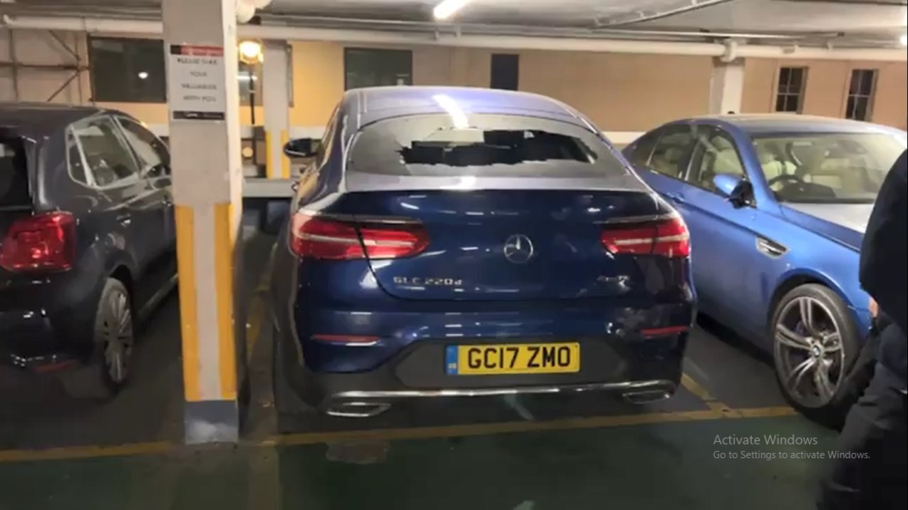 Hình ảnh chiếc xe Mercedes-Benz mà Tuấn Hưng để tư trang trong cốp bị kẻ gian đập kính lấy hết đồ đạc Hình ảnh chiếc xe Mercedes-Benz mà Tuấn Hưng để tư trang trong cốp bị kẻ gian đập kính lấy hết đồ đạc