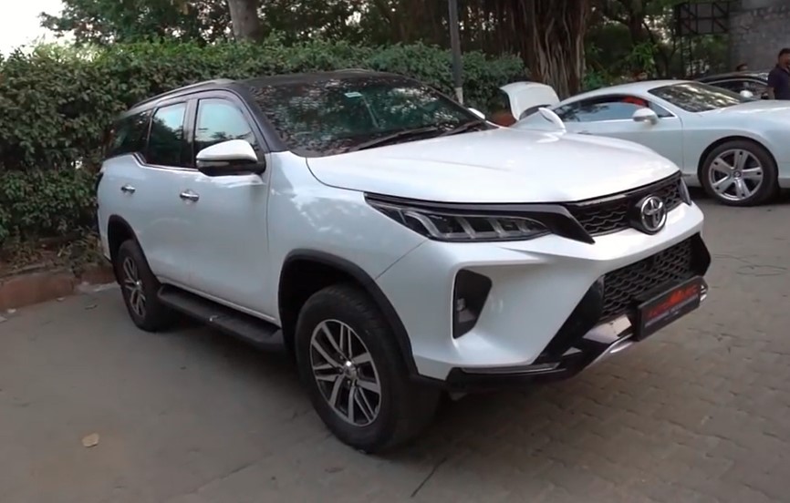 Chiếc Toyota Fortuner Legender bọc thép chống đạn này trông không khác gì xe tiêu chuẩn Chiếc Toyota Fortuner Legender bọc thép chống đạn này trông không khác gì xe tiêu chuẩn