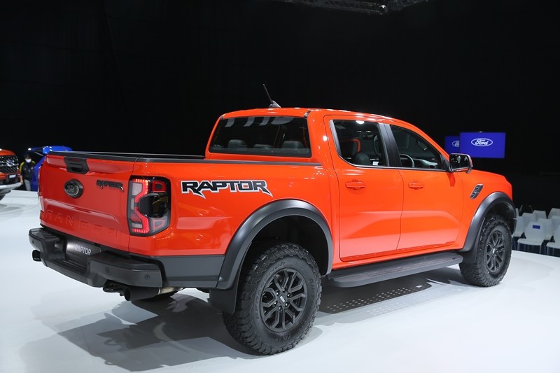 Kích thước tổng thể (D x R x C) của Ford Ranger Raptor 2022 là 5.360 x 2.028 x 1.926 mm đi cùng chiều dài cơ sở đạt 3.270 mm.