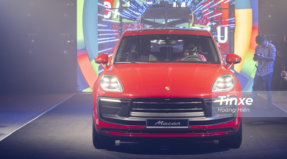 Phần đầu xe vẫn giữ nguyên những đường nét quen thuộc mang tính đặc trưng của Porsche