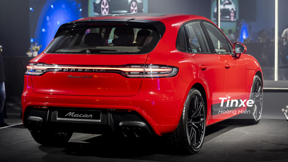 Phần đuôi xe không có gì thay đổi nhưng riêng cản sau được thiết kế thêm bộ khuếch tán gió giúp ổn định thân xe và tăng tính khí động học.