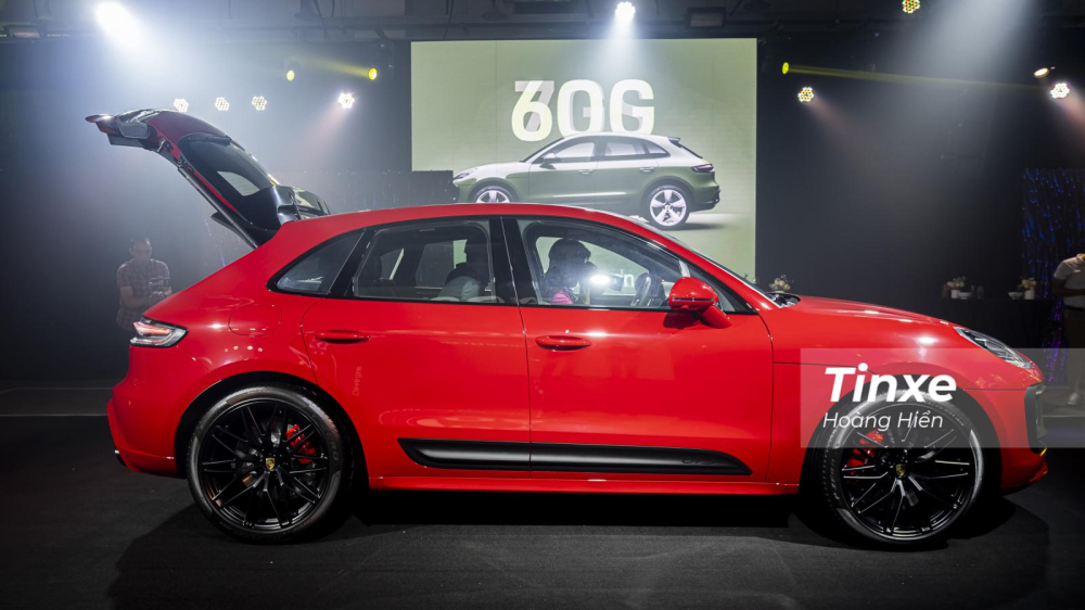 Xe vẫn được trang bị cốp mở điện tự động thông qua nút bấm ở cần gạt mưa phía sau.