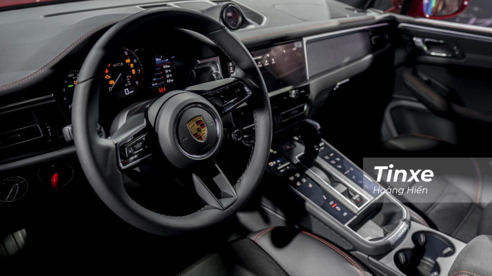 Vô-lăng ba chấu thể thao rất đặc trưng của Porsche.