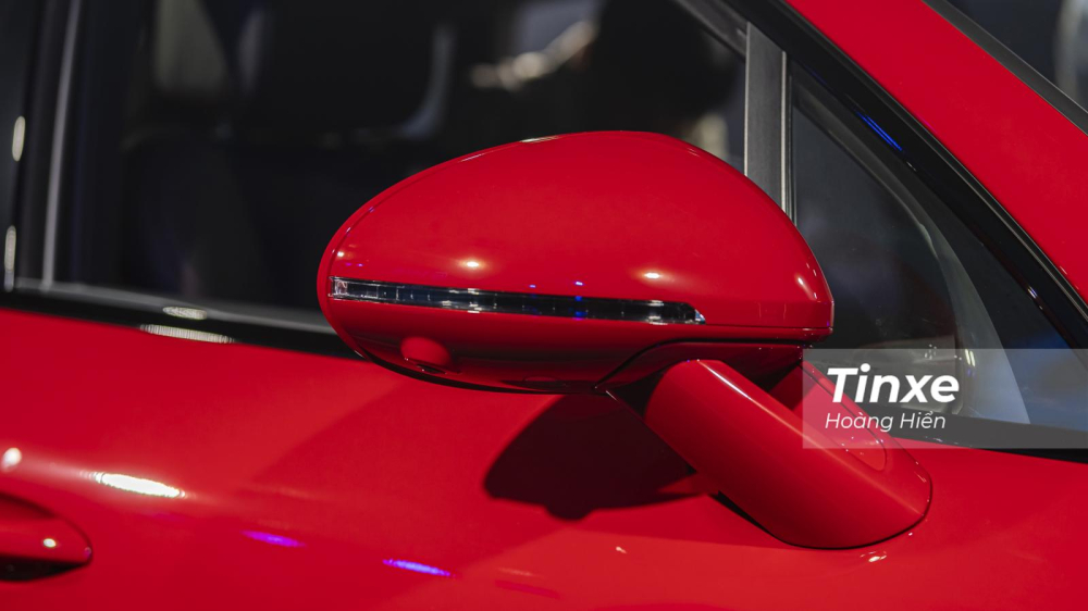 Gương chiệu hậu được thiết kế SportDesign với camera 360 độ.