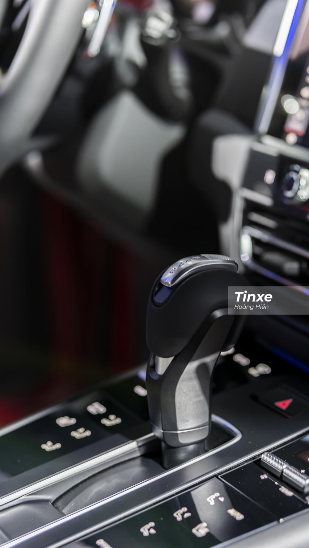 Cần số được thiết kế ngắn hơn một chút so với trước đây và nhiều chi tiết trong xe được bọc da Race-Tex mang lại sự tinh tế và có phần thể thao.