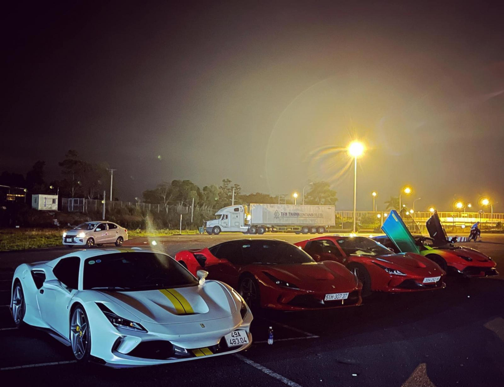 Dàn siêu xe đình đám của Cường Đô-la cùng các đại gia Sài thành trải nghiệm trên cao tốc vào đêm tối