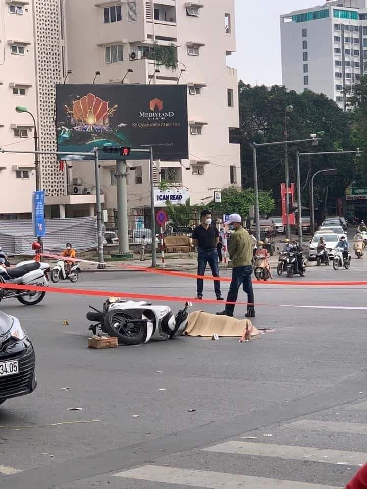 Người phụ nữ đi xe máy tử vong trong vụ tai nạn tại ngã tư Kim Mã - Núi Trúc Người phụ nữ đi xe máy tử vong trong vụ tai nạn tại ngã tư Kim Mã - Núi Trúc