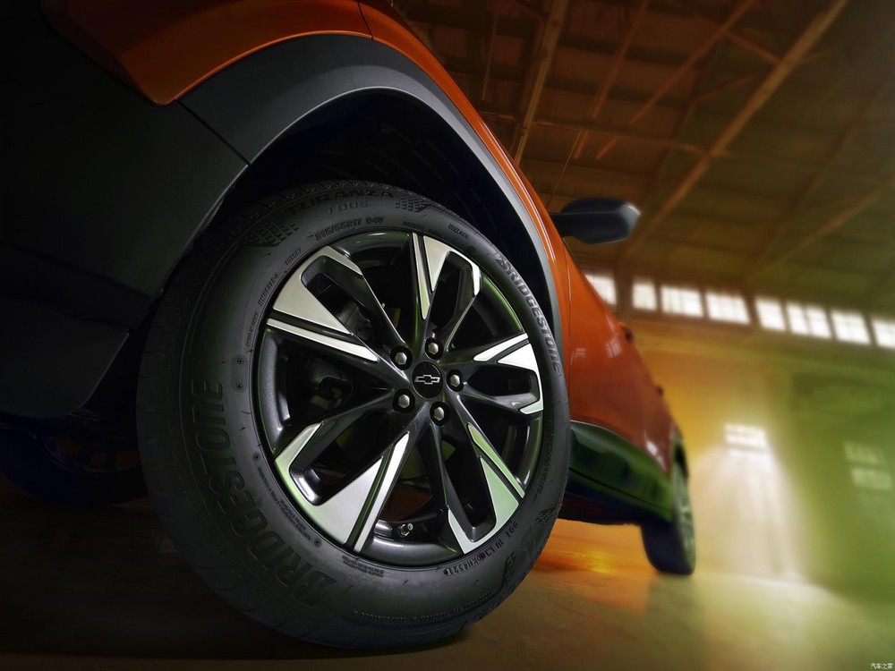 Vành la-zăng 17 inch phối 2 màu của Chevrolet Tracker RS 2022