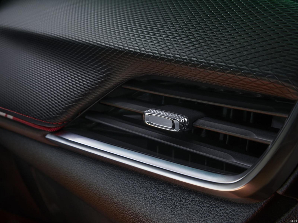 Mặt táp-lô bọc bằng chất liệu sần thể thao của Chevrolet Tracker RS 2022