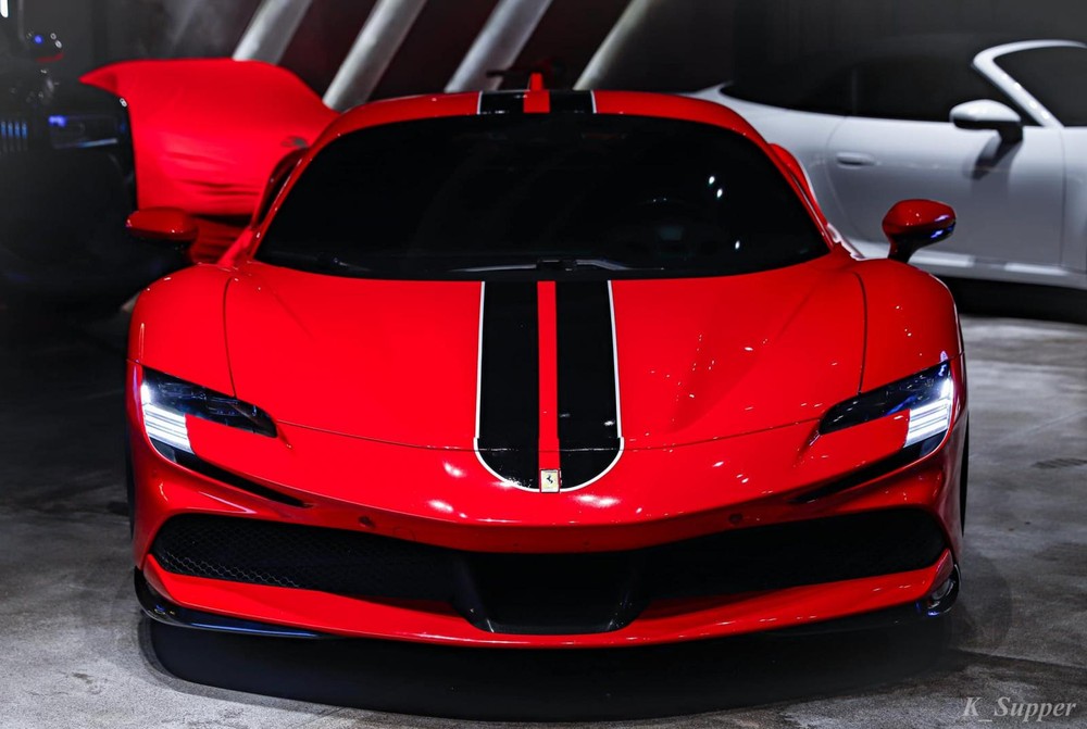 Màu áo nguyên bản trên siêu xe Ferrari SF90 Stradale của đại gia lan đột biến Củ Ch Màu áo nguyên bản trên siêu xe Ferrari SF90 Stradale của đại gia lan đột biến Củ Ch