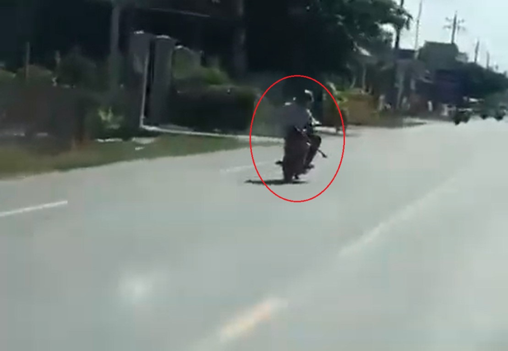 Người đàn ông đi xe máy liên tục chạy lấn sang làn đường ngược chiều Người đàn ông đi xe máy liên tục chạy lấn sang làn đường ngược chiều