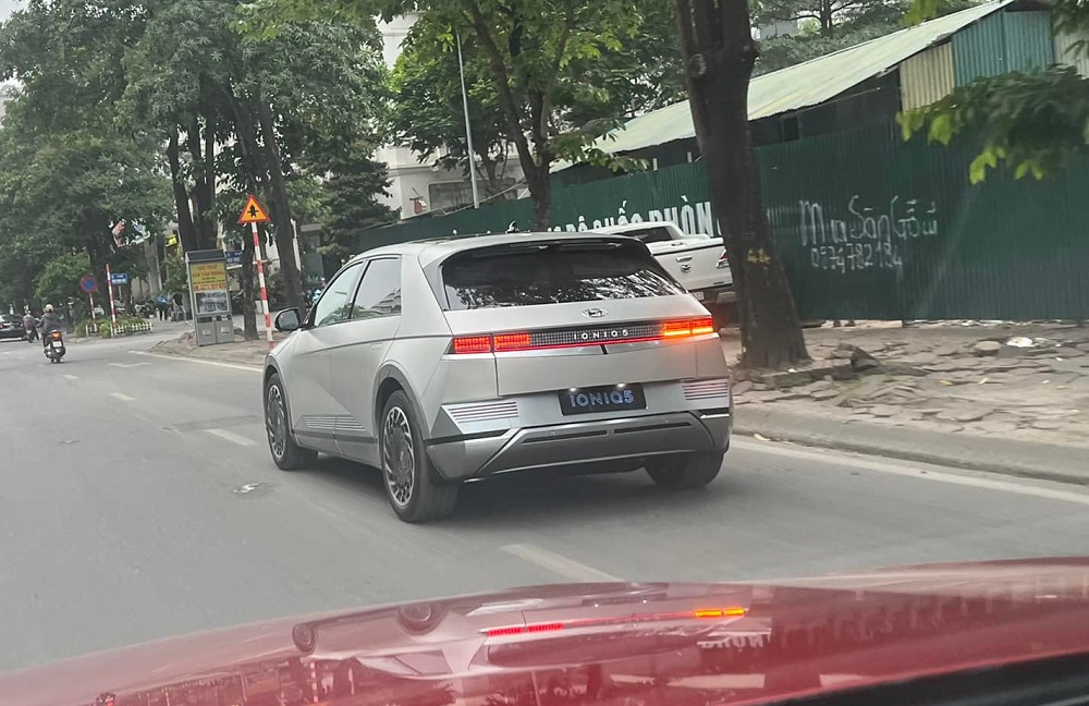 Hyundai Ioniq 5 - xe cạnh tranh với VinFast VF8 - chạy trên đường phố Việt Nam Hyundai Ioniq 5 - xe cạnh tranh với VinFast VF8 - chạy trên đường phố Việt Nam