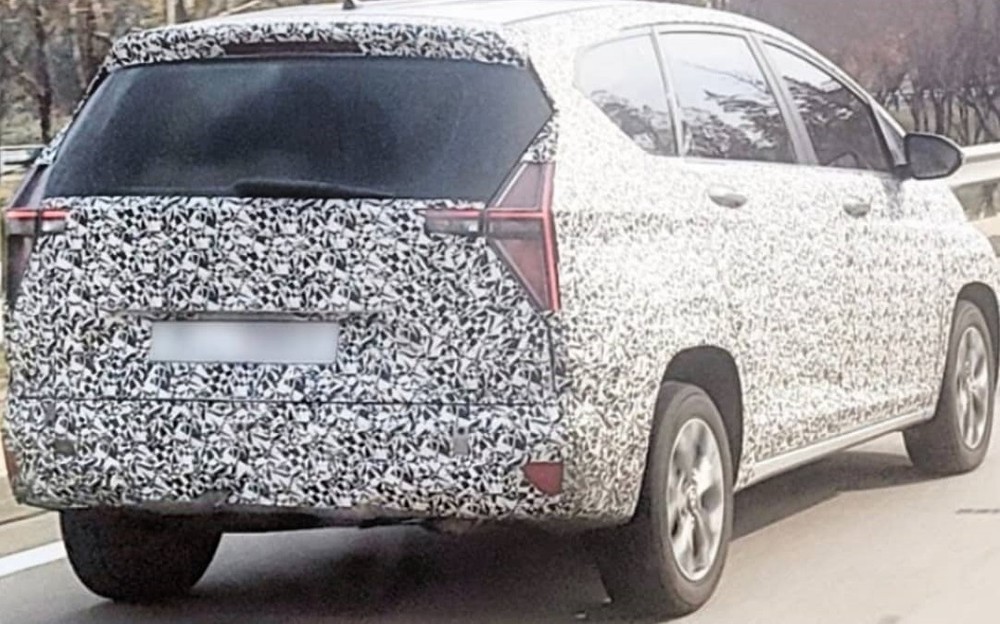 Hyundai Stargazer nhìn từ phía sau Hyundai Stargazer nhìn từ phía sau