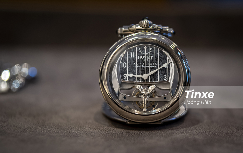 Biểu tượng Spirit of Ecstasy của Rolls-Royce nằm trên chiếc đồng hồ Bovet 1822 Biểu tượng Spirit of Ecstasy của Rolls-Royce nằm trên chiếc đồng hồ Bovet 1822
