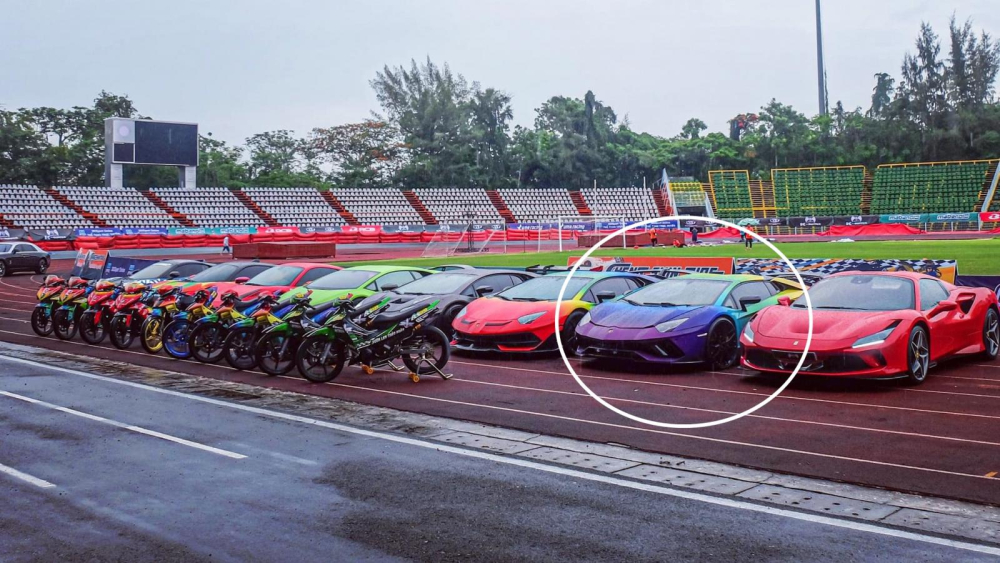 Lamborghini Aventador Roadster độ gần nửa tỷ đồng âm thầm được vận chuyển vào Sài thành, bộ áo cầu vồng là điểm nhấn