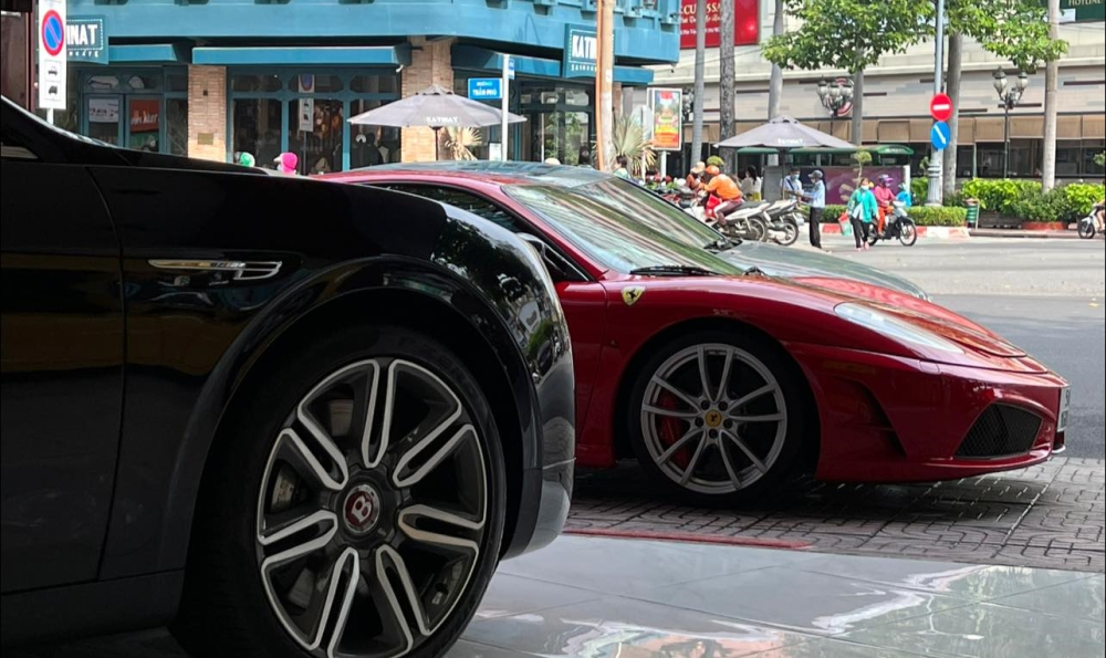 Đặng Lê Nguyên Vũ trong lần đưa chiếc xe Ferrari 430 Scuderia sang công ty nhập khẩu tư nhân Đặng Lê Nguyên Vũ trong lần đưa chiếc xe Ferrari 430 Scuderia sang công ty nhập khẩu tư nhân