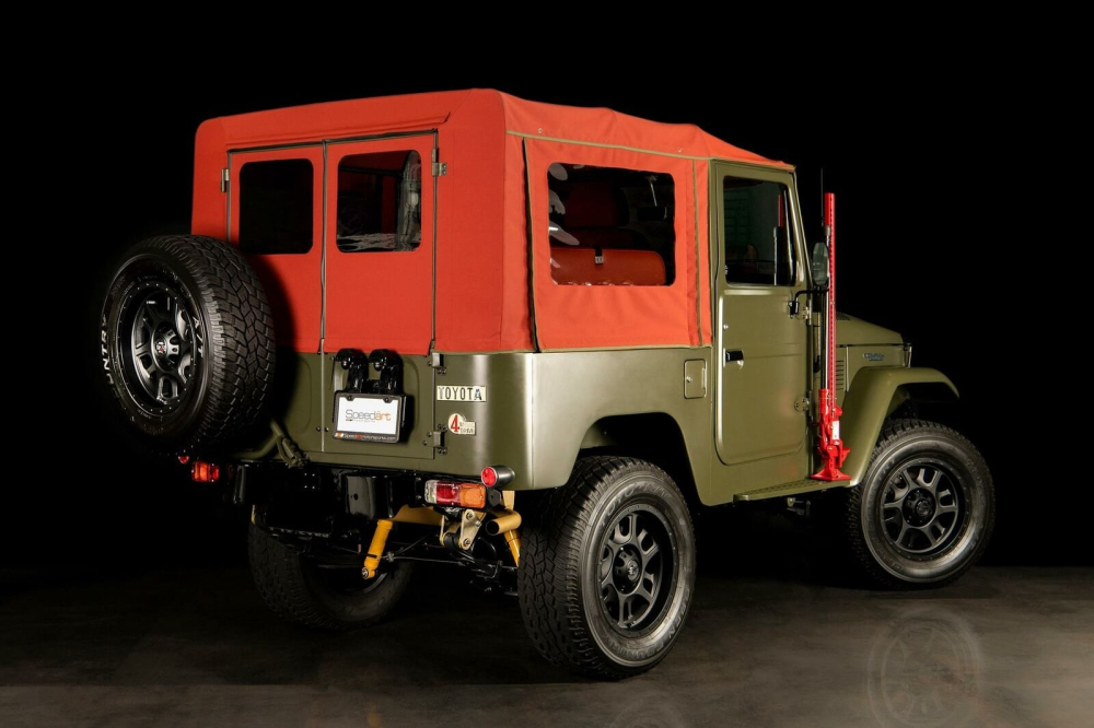 Phía sau của chiếc Toyota Land Cruiser 1983 phục chế Phía sau của chiếc Toyota Land Cruiser 1983 phục chế