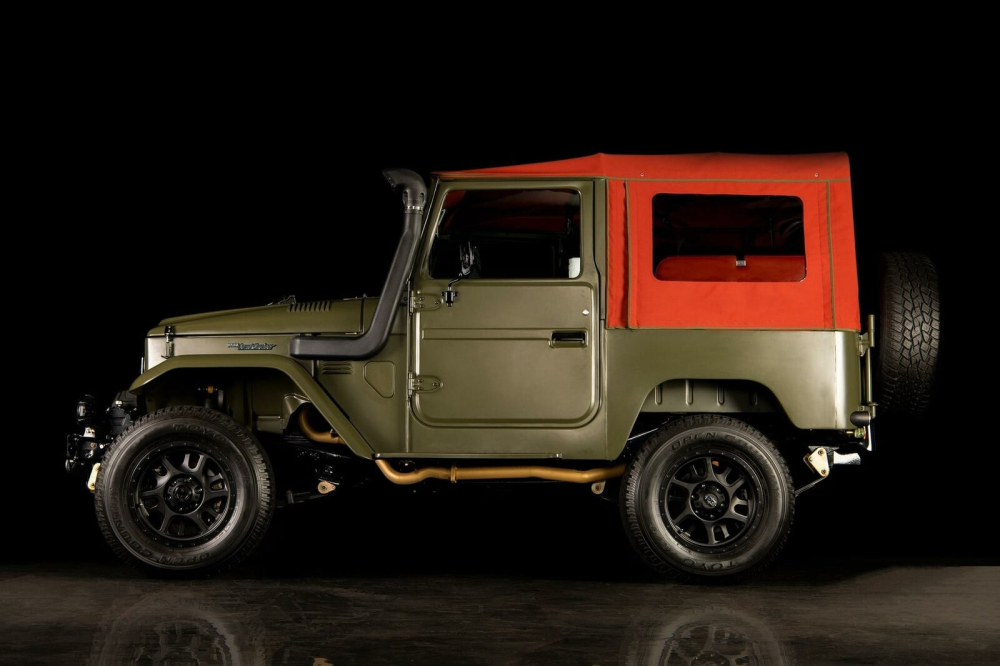 Phía bên của chiếc Toyota Land Cruiser 1983 phục chế Phía bên của chiếc Toyota Land Cruiser 1983 phục chế