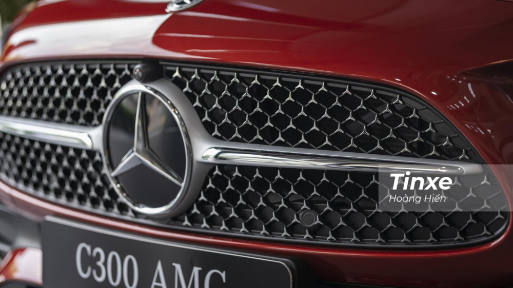 Lưới tản nhiệt sao rơi đặc trưng trước đây đã được thay đổi thành dàn sao 3 cánh biểu tượng của Mercedes-Benz.