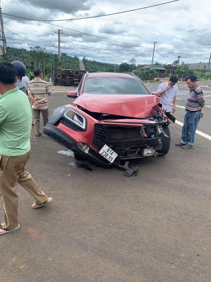 Chiếc ô tô Hyundai Kona vỡ nát đầu xe Chiếc ô tô Hyundai Kona vỡ nát đầu xe