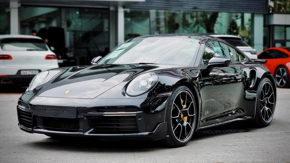Porsche 911 Turbo thế hệ 992 có giá chính hãng chỉ từ 13,03 tỷ đồng nhưng chiếc xe Porsche 911 Turbo của đại gia Đặng Lê Nguyên Vũ mua có đồ chơi tùy chọn hơn 2 tỷ đồng khiến giá xe tăng trên 15 tỷ đồng Porsche 911 Turbo thế hệ 992 có giá chính hãng chỉ từ 13,03 tỷ đồng nhưng chiếc xe Porsche 911 Turbo của đại gia Đặng Lê Nguyên Vũ mua có đồ chơi tùy chọn hơn 2 tỷ đồng khiến giá xe tăng trên 15 tỷ đồng