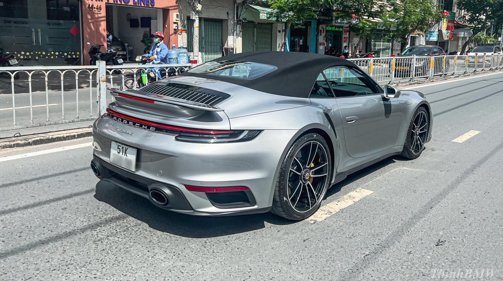 Còn Porsche 911 Turbo S Cabriolet thế hệ 992 này có giá trên 16,23 tỷ đồng chưa bao gồm tùy chọn Còn Porsche 911 Turbo S Cabriolet thế hệ 992 này có giá trên 16,23 tỷ đồng chưa bao gồm tùy chọn