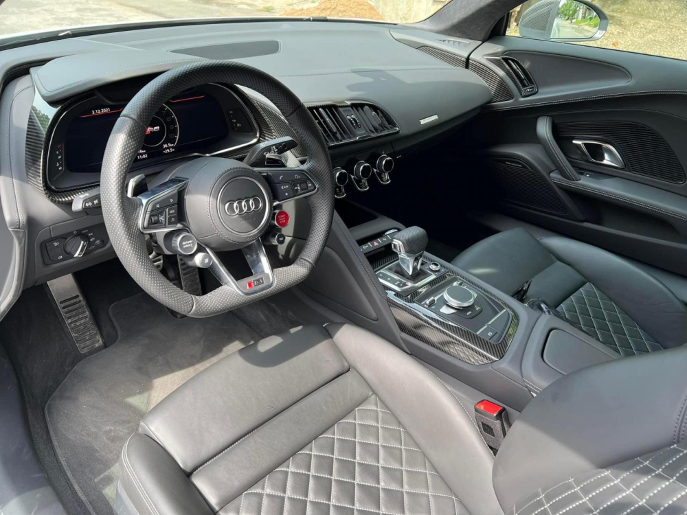 Còn đây là nội thất của xe Audi R8 Performance Coupe 2021 độc nhất Việt Nam 