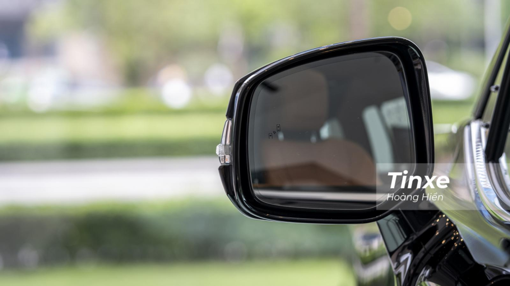 Gương chiếu hậu của Lexus LX600 VIP được trang bị hệ thống cảnh báo điểm mù và camera 360 độ.