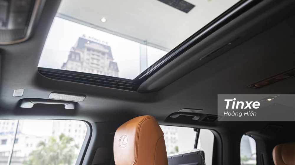 Cửa sổ trời được trang bị trên Lexus LX600 VIP.
