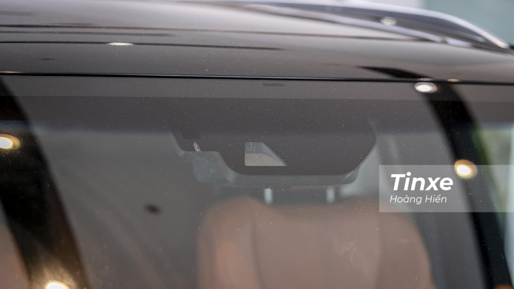 Ở chân gương chiếu hậu là cụm camera của hệ thống an toàn chủ động Lexus Safety System