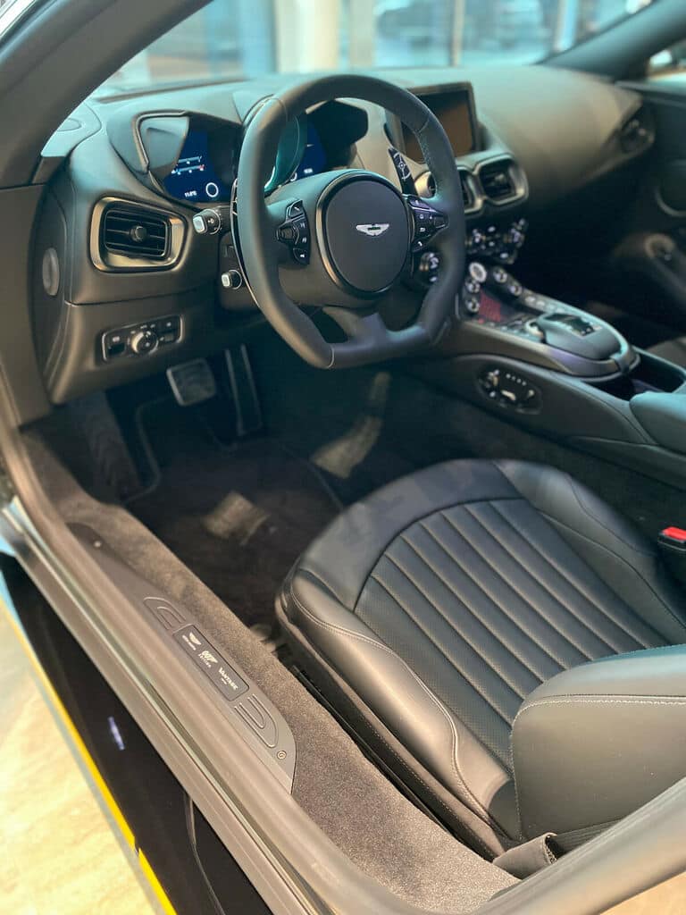 Khám phá những đồ chơi trong khoang lái xe Aston Martin Vantage Điệp viên 007 mới về nước, có cả mô phỏng bảng điều khiển trong phim
