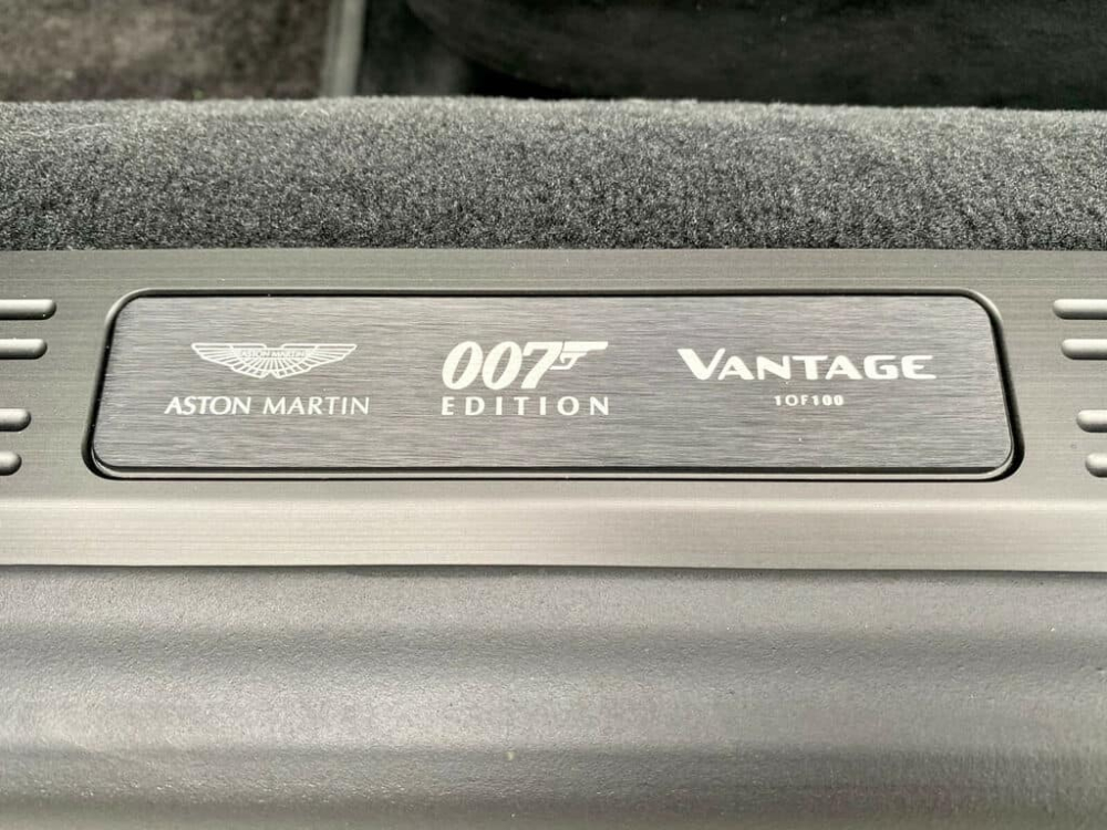 Bậc cửa xe có dấu hiệu để nhận biết đây là xe Aston Martin Vantage Bậc cửa xe có dấu hiệu để nhận biết đây là xe Aston Martin Vantage Điệp viên 007