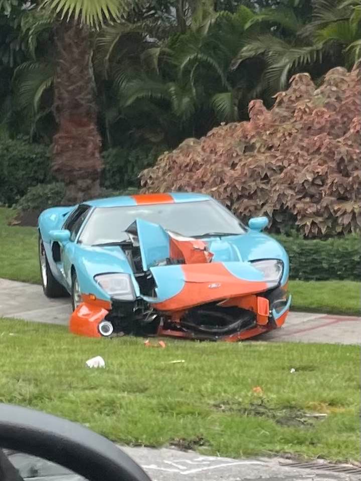Người đàn ông đâm hỏng chiếc siêu xe Ford GT mới mua vì không quen dùng số sàn Người đàn ông đâm hỏng chiếc siêu xe Ford GT mới mua vì không quen dùng số sàn