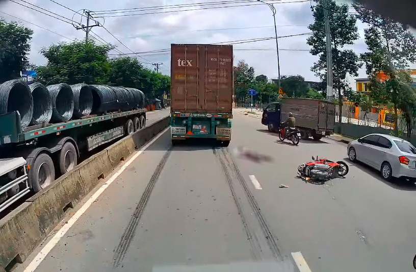 Người phụ nữ đi xe máy nằm bất tỉnh sau vụ tai nạn Người phụ nữ đi xe máy nằm bất tỉnh sau vụ tai nạn
