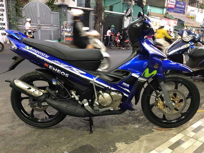 Còn đây là xe Yamaha 125 ZR Movistar đi kèm ống xả Còn đây là xe Yamaha 125 ZR Movistar đi kèm ống xả zin
