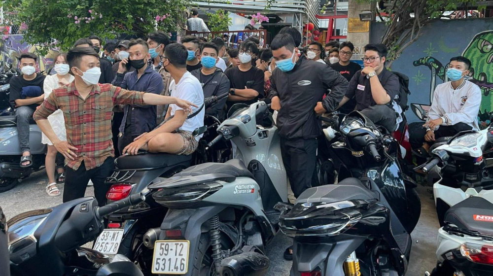 Hàng trăm thanh niên rủ nhau tập trung tại 1 con hẻm trên địa bàn Thành phố Thủ Đức gây mất trật tự Hàng trăm thanh niên rủ nhau tập trung tại 1 con hẻm trên địa bàn Thành phố Thủ Đức gây mất trật tự
