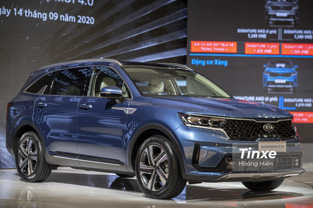 Lúc mới ra mắt, Kia Sorento từng nhận nhiều lời chê bai do vẫn sử dụng logo cũ. Lúc mới ra mắt, Kia Sorento từng nhận nhiều lời chê bai do vẫn sử dụng logo cũ.