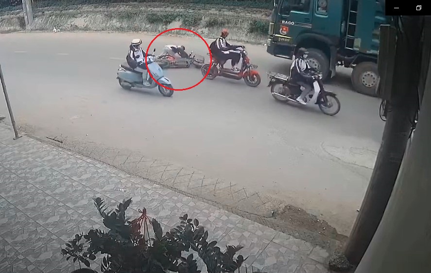 Nam sinh bất ngờ bị ngã xuống đường Nam sinh bất ngờ bị ngã xuống đường