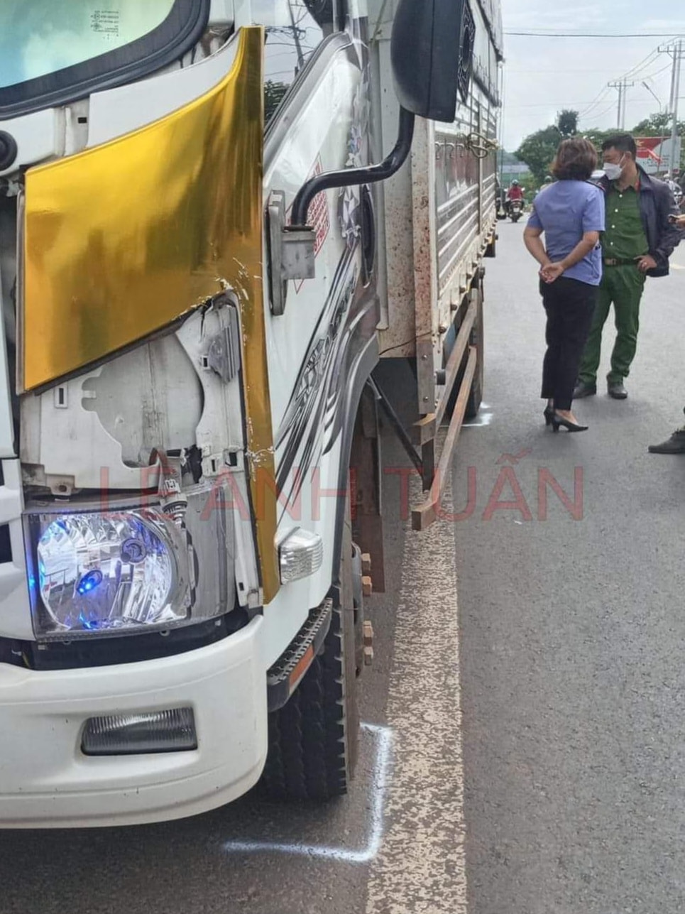 Chiếc ô tô tải bị vỡ góc đầu xe bên trái Chiếc ô tô tải bị vỡ góc đầu xe bên trái
