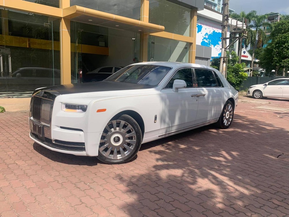 Không chỉ dài, sang và siêu đắt, cặp đôi Rolls-Royce Phantom màu trắng này còn là bản giới hạn của 2 đại gia Việt Không chỉ dài, sang và siêu đắt, cặp đôi Rolls-Royce Phantom màu trắng này còn là bản giới hạn của 2 đại gia Việt