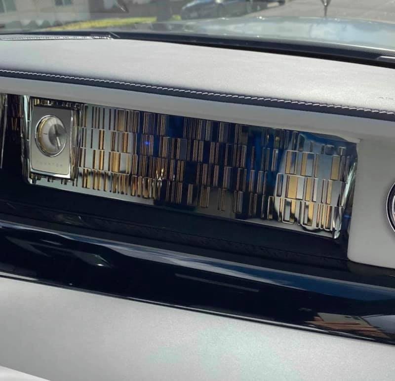  Thép không gỉ, vàng 24k và hợp kim nhôm dùng trong không gian vũ trụ là những vật liệu ấn tượng xuất hiện trong khoang nội thất xe Rolls-Royce Phantom Tranquillity 