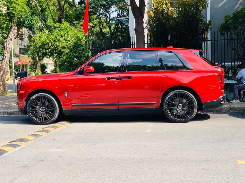 Rolls-Royce Cullinan lúc còn mang màu đỏ Mugello và la-zăng Mansory Rolls-Royce Cullinan lúc còn mang màu đỏ Mugello và la-zăng Mansory