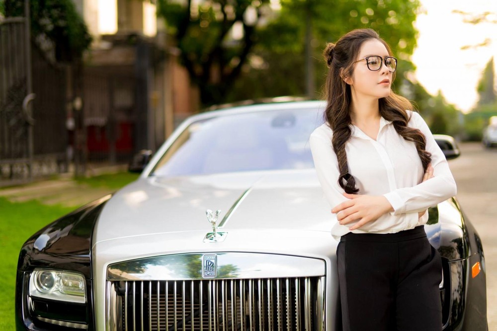 Ngoại thất của xe mang 2 màu là đen và bạc Ngoại thất của xe mang 2 màu là đen và bạc