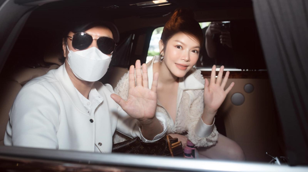 Lý Nhã Kỳ và tài tử Han Jae Suk trong hàng ghế sau của xe siêu sang Rolls-Royce Ghost EWB Lý Nhã Kỳ và tài tử Han Jae Suk trong hàng ghế sau của xe siêu sang Rolls-Royce Ghost EWB