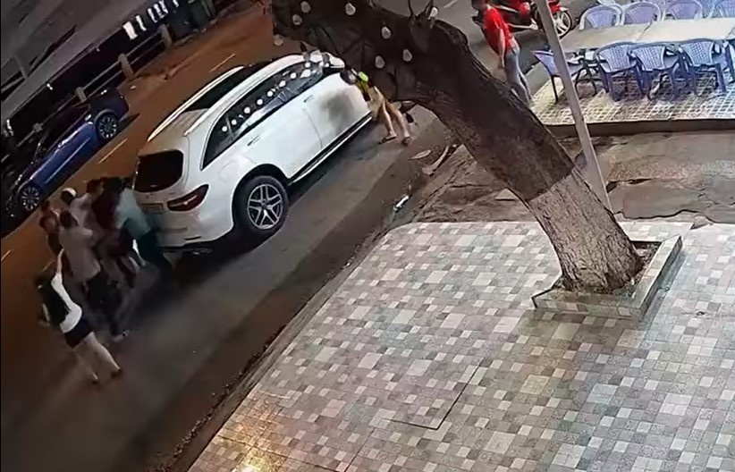 Trước khi vụ tai nạn xảy ra, giữa tài xế điều khiển chiếc ô tô Mercedes-Benz GLC và một nhóm đi xe máy đã xảy ra xô xát Trước khi vụ tai nạn xảy ra, giữa tài xế điều khiển chiếc ô tô Mercedes-Benz GLC và một nhóm đi xe máy đã xảy ra xô xát