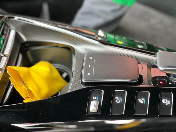 Các trang bị trong khoang lái xe Mercedes-AMG GT R