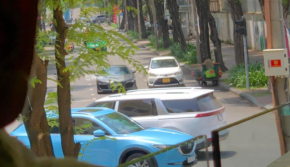 Sài Gòn những ngày cuối tuần không thiếu bóng dáng của các siêu xe dạo phố và chiếc xe lăn bánh qua đường Nguyễn du vào trưa qua còn là hàng độc khi là xe Audi R8 bản trang bị số sàn duy nhất Việt Nam, ngoại thất xe còn được chủ nhân độ body kit trăm triệu đồng. Sài Gòn những ngày cuối tuần không thiếu bóng dáng của các siêu xe dạo phố và chiếc xe lăn bánh qua đường Nguyễn du vào trưa qua còn là hàng độc khi là xe Audi R8 bản trang bị số sàn duy nhất Việt Nam, ngoại thất xe còn được chủ nhân độ body kit trăm triệu đồng.