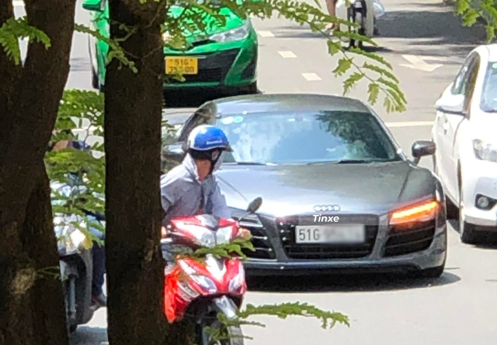 Chiếc siêu xe Audi R8 V10 duy nhất ở Việt Nam sử dụng hộp số sàn S Tronic 6 cấp tiêu chuẩn có khả năng tăng tốc từ vị trí xuất phát lên 100 km/h chỉ mất vỏn vẹn thời gian 3,9 giây trước khi đạt tốc độ tối đa 317 km/h. Chủ nhân của xe còn mạnh tay độ lại hệ thống ống xả đến từ thương hiệu Innotech Performance Exhaust (IPE) nhằm mang đến âm thanh mạnh mẽ và ấn tượng hơn rất nhiều so với nguyên bản. Hai ống xả được đặt đối xứng nhau và bao bọc là chụp ống xả thiết kế hình oval. Chiếc siêu xe Audi R8 V10 duy nhất ở Việt Nam sử dụng hộp số sàn S Tronic 6 cấp tiêu chuẩn có khả năng tăng tốc từ vị trí xuất phát lên 100 km/h chỉ mất vỏn vẹn thời gian 3,9 giây trước khi đạt tốc độ tối đa 317 km/h. Chủ nhân của xe còn mạnh tay độ lại hệ thống ống xả đến từ thương hiệu Innotech Performance Exhaust (IPE) nhằm mang đến âm thanh mạnh mẽ và ấn tượng hơn rất nhiều so với nguyên bản. Hai ống xả được đặt đối xứng nhau và bao bọc là chụp ống xả thiết kế hình oval.