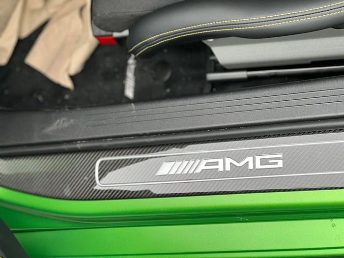 Bậc cửa xe carbon có logo phát sáng AMG