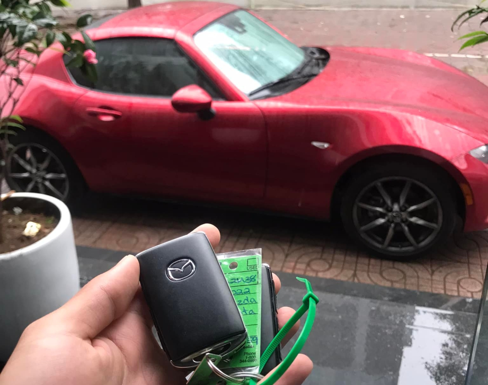 Chìa khóa theo xe Mazda phiên bản MX-5 Miata RF thế hệ thứ 4 đầu tiên về Việt Nam Chìa khóa theo xe Mazda phiên bản MX-5 Miata RF thế hệ thứ 4 đầu tiên về Việt Nam